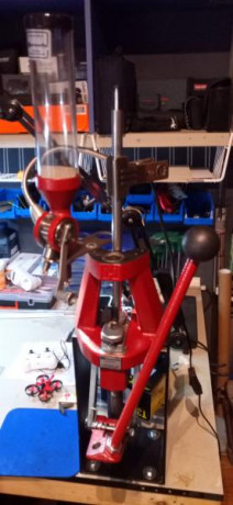 Buenos dias.

Vendo Prensa  HORNADY IRON PRESS  con empistonador automatico de Hornady también.
el estado 01