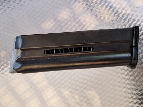 Buenas tardes:
Vendo cargador en perfecto estado para carabina del 22 lr Anschutz 520/525. Pido 30 euros 01