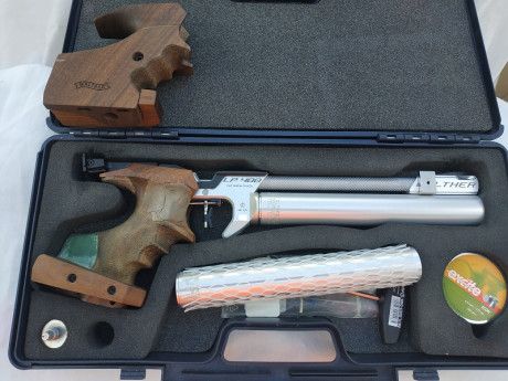 Se vende Pistola aire  Walther LP 400, con dos cachas y bombonas, muy poco uso. Por abandono modalidad.
Precio 02