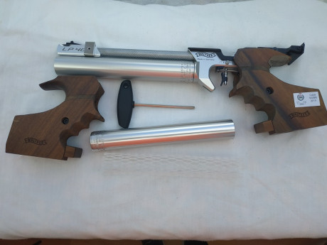 Se vende Pistola aire  Walther LP 400, con dos cachas y bombonas, muy poco uso. Por abandono modalidad.
Precio 01