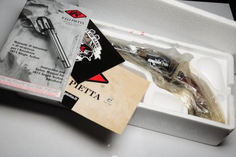 Hola a todos. Vendo el siguiente revolver:

Marca: Pietta
Modelo: Colt 1873
Calibre: 45
Estado: No ha 02