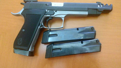 Un compañero del Club vende esta Bernadelli VB calibre 9PB con dos cargadores. el arma está en muy buenas 01