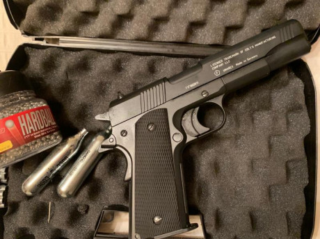 Buenos días,
Vendo mi Colt 1911 A1 de Umarex. Es el modelo fabricado en Alemania por Umarex con licencia 01