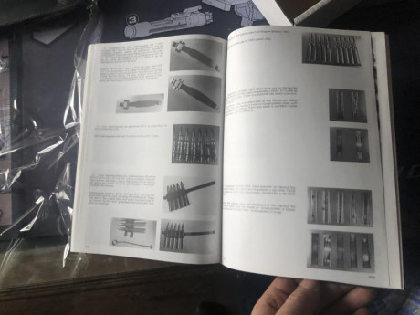 compañeros.
Un amigo me a regalado este fantástico libro que es “la biblia” de  la cartuchería . Y me 20