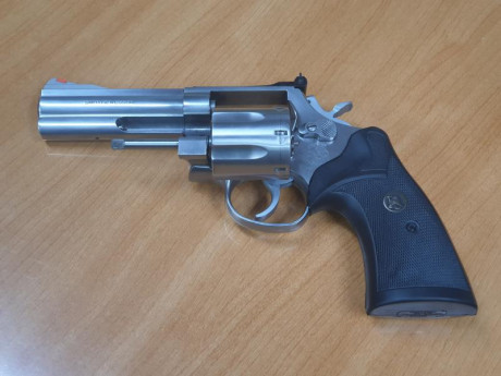 Un compañero vende su revólver Smith & Wesson 357 Magnum de 4 pulgadas y de acero inoxidable. El revólver 02