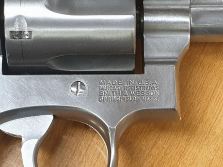Un compañero vende su revólver Smith & Wesson 357 Magnum de 4 pulgadas y de acero inoxidable. El revólver 00