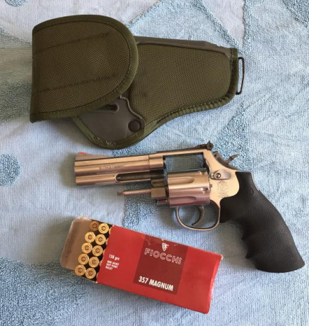Este revólver y la funda la funda no está usada y solo es para guardar el S&W. es  un 686 de 4" 00