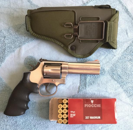 Este revólver y la funda la funda no está usada y solo es para guardar el S&W. es  un 686 de 4" 10