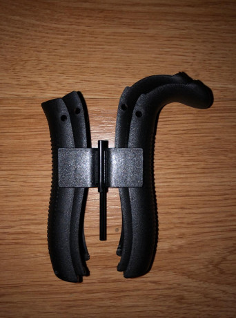 Se vende :

Lote 4 cargadores 17 tiros con 2 ayuda de municionadores --- 125e.
Conjunto empuñaduras diferentes 01