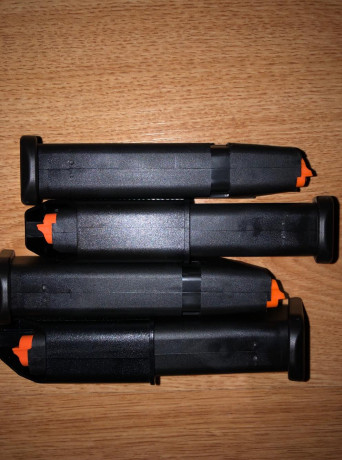 Se vende :

Lote 4 cargadores 17 tiros con 2 ayuda de municionadores --- 125e.
Conjunto empuñaduras diferentes 00