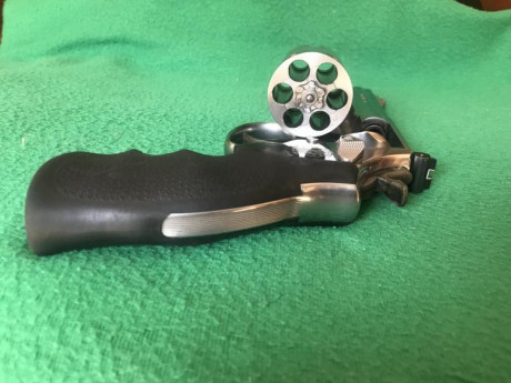 Este revólver y la funda la funda no está usada y solo es para guardar el S&W. es  un 686 de 4" 82