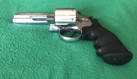 Este revólver y la funda la funda no está usada y solo es para guardar el S&W. es  un 686 de 4" 80