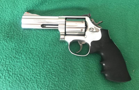 Este revólver y la funda la funda no está usada y solo es para guardar el S&W. es  un 686 de 4" 102