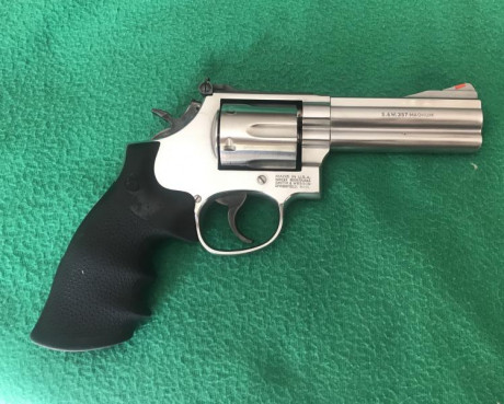 Este revólver y la funda la funda no está usada y solo es para guardar el S&W. es  un 686 de 4" 101