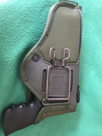 Este revólver y la funda la funda no está usada y solo es para guardar el S&W. es  un 686 de 4" 110