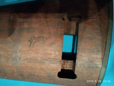 Hola a todos. Vendo dos culatas carabina M1:
- 1) Madera con sellos arsenal ROCKOLA e inspector de armamento 00