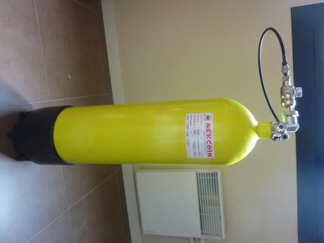 Hola Compañeros.
Vendo Botella de 12 litros a 300 bares y estacion de carga con su latiguillo.
Esta nueva 00