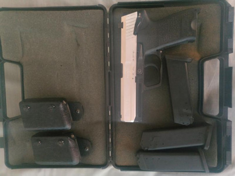 Vendo pistola HK USP STANDARD con maletín de transporte + 3 cargadores + 2 portacargadores. Ha tenido 00