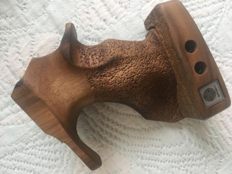  Vendo cacha original de STEYR LP10 EVO mecanica 
Talla  L  en estado impecable 
 Vale para LP1/2/10/50. 01