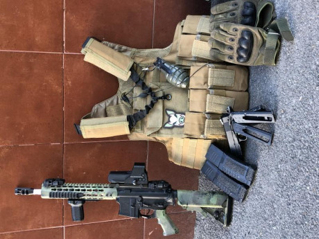 Hola compañeros.
Vendo mi equipo completo de airsoft por cese de afición, jugué 6 veces, esta nuevo. Funda 00