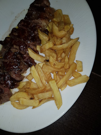 Hoy para comer acelgas hervidas y chuletón de vaca gallega vieja con seis semanas de maduración en cámara 170