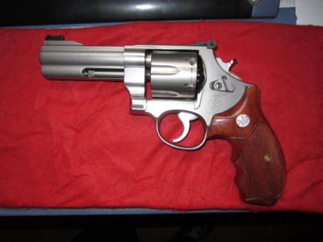 Por necesidad de ir haciendo hueco en el armero, vendo este revólver de una serie especial Jerry Miculek 00