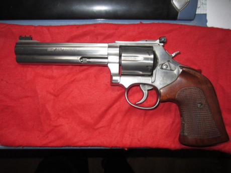 Continuando con la idea de hacer hueco, vendo este revólver con mira y alza LPA. Su precio sería de 450€ 00