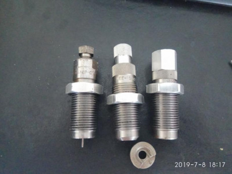 Se venden los siguientes juegos de diez y empistonador de prensa:
- LEE Deluxe set, calibre 9x19, solo 02