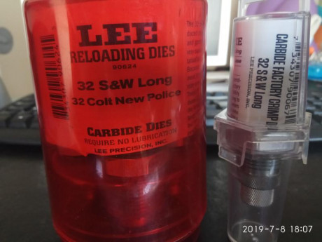 Se venden los siguientes juegos de diez y empistonador de prensa:
- LEE Deluxe set, calibre 9x19, solo 12