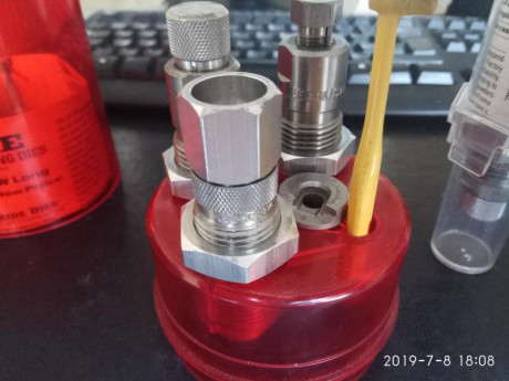 Se venden los siguientes juegos de diez y empistonador de prensa:
- LEE Deluxe set, calibre 9x19, solo 11