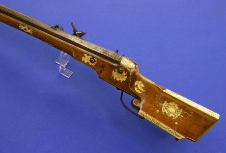 Voy a colocar unas fotos de un arma larga alemana de llave de mecha del siglo XVI. 142