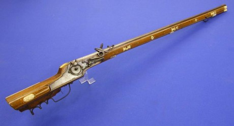 Voy a colocar unas fotos de un arma larga alemana de llave de mecha del siglo XVI. 141