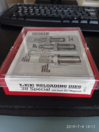 Se venden los siguientes juegos de diez y empistonador de prensa:
- LEE Deluxe set, calibre 9x19, solo 32
