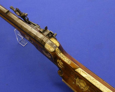 Voy a colocar unas fotos de un arma larga alemana de llave de mecha del siglo XVI. 151