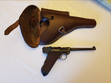 Hola compañeros, es una pistola MAUSER P08 original, calibre .30 Luger (7.65)  fabricada por MAUSER-WERKE 02