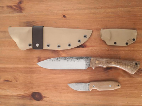Conjunto formado por dos cuchillo uno forjado en acero 9260 de ballesta tiene una hoja de 18 cm unos 5,5 01