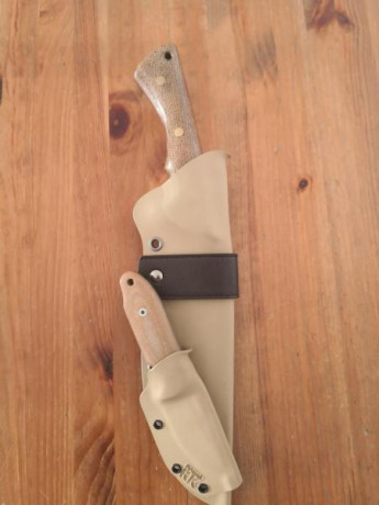 Conjunto formado por dos cuchillo uno forjado en acero 9260 de ballesta tiene una hoja de 18 cm unos 5,5 00