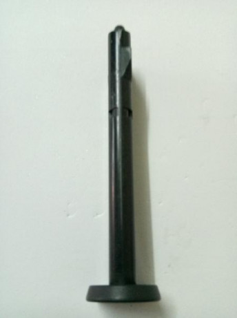 Se vende un cargador.

Pistola: Sig-Sauer.
Modelo: Mosquito. 
Calibre: 22Lr.
Capacidad: 10 cartuchos.
Precio: 10