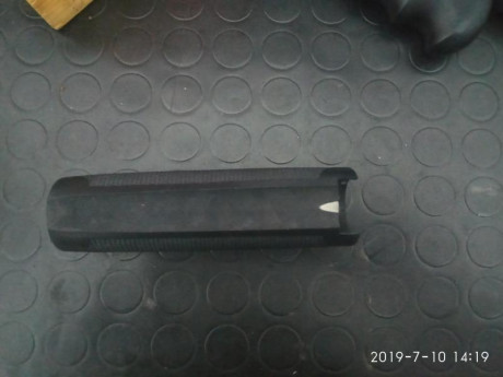 Guardamanos de goma marca Pachmayr para escopeta REMINGTON 870, estado solo montado, agarre buenísimo.
Precio 01