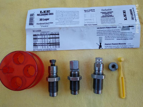 Vendo dies marca Lee calibre 30 ligero
Están en Collado Villalba 
Precio 25€ más portes 00