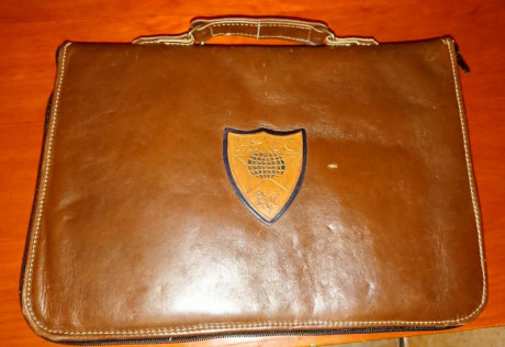 Vendo maletin hecho a mano para 1 pistola y 2 Cargadores, con cremallera y asa de transporte, interior 00