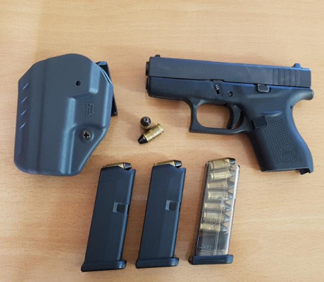 -  Glock 42  380 Auto (9mm Corto).
-  2 Cargadores . Originales Glock cap. 6 cartuchos.
-  1 Cargador 00