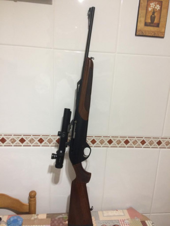 Cal. 300 Winchester Magnum. Provisto de visor Zeiss Victory Varipoint M 1,1 a 4 x 24 T* (de carril y punto 00