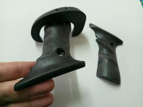 Saludos a todos.

Pongo a la venta unas cachas semi-anatómicas para diestros y de talla Mediana, para 12