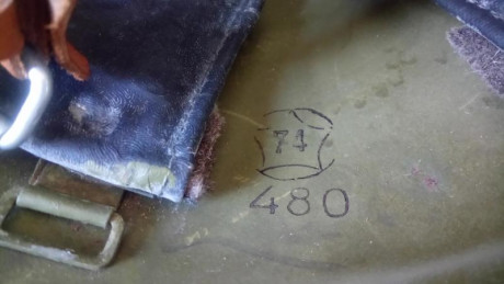 Casco de la Unión Soviética, con marcaje de 1974. Lo usaron Tropas mecanizadas y Artillería. 
Con cuero 01