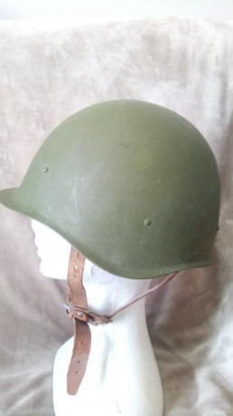 Casco de la Unión Soviética, con marcaje de 1974. Lo usaron Tropas mecanizadas y Artillería. 
Con cuero 00