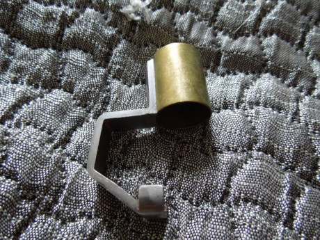 Cubrebocas para Mauser. Años 40
En buen estado. 
Diseñado para el Mauser turco (Ankara), pero se fija 00