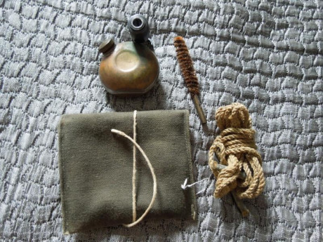 Incluye, estuche de lona, aceitera/grasera, cuerda de para limpieza del ánima del cañón, cepillo y tapabocas. 01