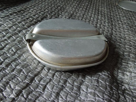 Tartera de aluminio del ejercito de Estados Unidos, con marcaje de 1945. Incluye sus cubiertos. 
Periodo 00