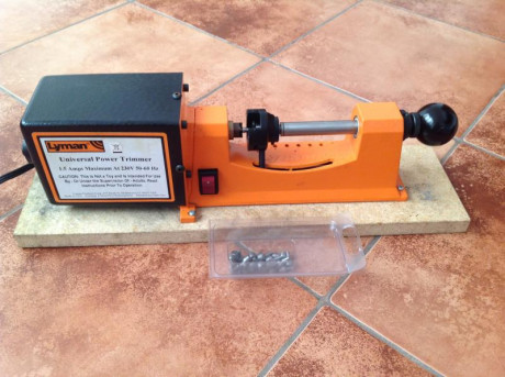 Por cese de afición, vendo los siguientes accesorios para la recarga de cartucheria metalica:

Limpiavainas 12